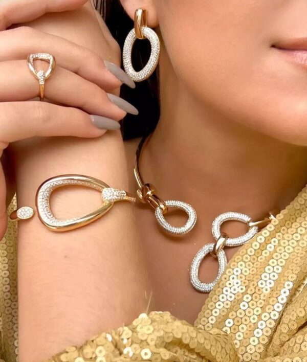 choker brinco, pulseira e anel cravejado, réplicas de joia